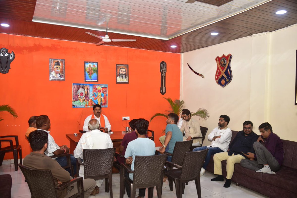 MahendraForBJP's tweet photo. आज देवास स्थित कार्यालय पर साथी कार्यकर्ताओं एवं वरिष्ठजनों ने सौजन्य भेंट की । https://t.co/5G1faA6GKS