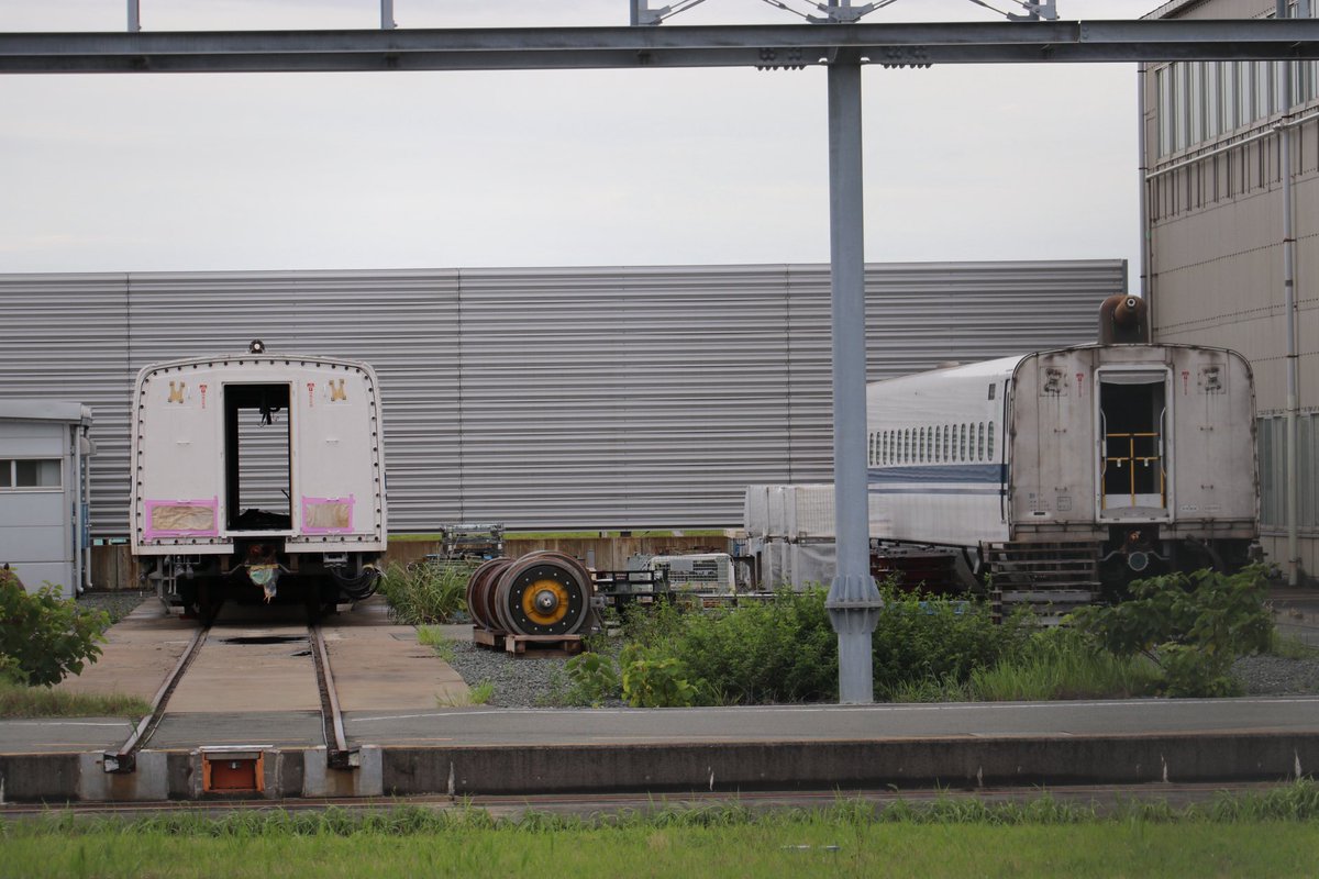 ebo0630's tweet photo. JR東海浜松工場
J52編成9号車（736-52）
X49編成8号車（775-2049） https://t.co/g6XUAbcl90