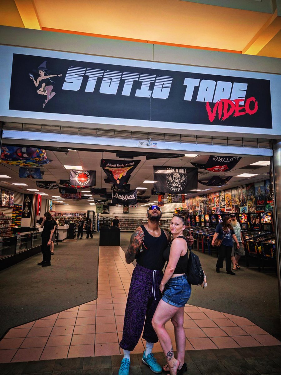 TheNoveliss's tweet photo. @StaticTapeVideo 🔥🔥🔥 Long Live Physical Media ❤️🤙🏾 https://t.co/jpOPlUW10Y