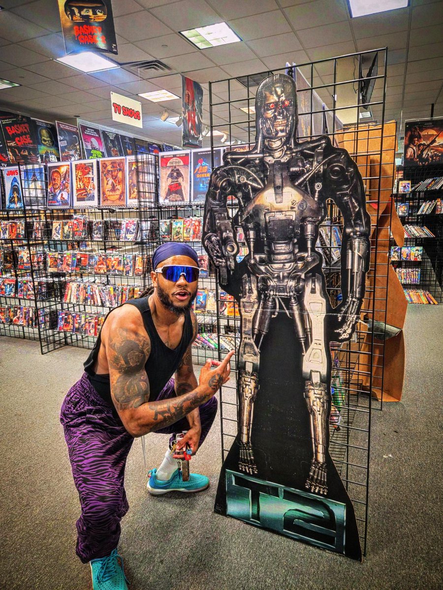 TheNoveliss's tweet photo. @StaticTapeVideo 🔥🔥🔥 Long Live Physical Media ❤️🤙🏾 https://t.co/jpOPlUW10Y
