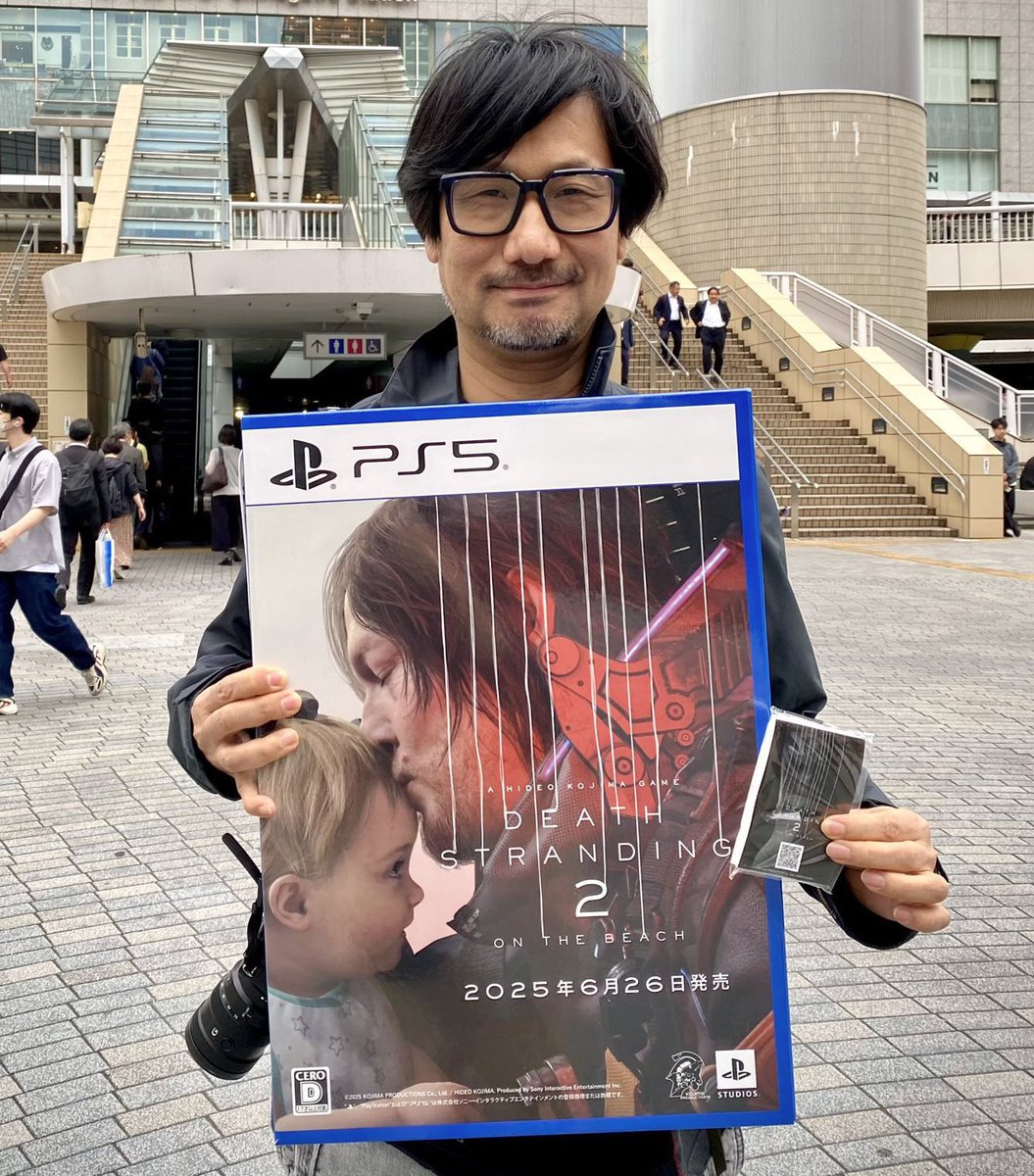 GermanStrands's tweet photo. Hideo Kojima has expressed his concern over the end of physical games, as the industry shifts towards an all-digital future.

https://t.co/UsFuf9OqC8 https://t.co/H4rkSXRfkG