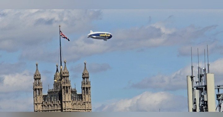 Big_Bro_News's tweet photo. Goodyear Blimp spotted flying over iconic landmarks and buildings--> https://t.co/dYFT6cWvgA
#UK
#News
#Sight
#Blimp
#London
#Airship
#Zeppelin
#Goodyear
#LondonSky
#BreakingNews
#GoodyearBlimp
#LondonLandmarks
#GoodyearBlimpTour
#Goodyear75thAnniversary https://t.co/bGPDeBPfFN