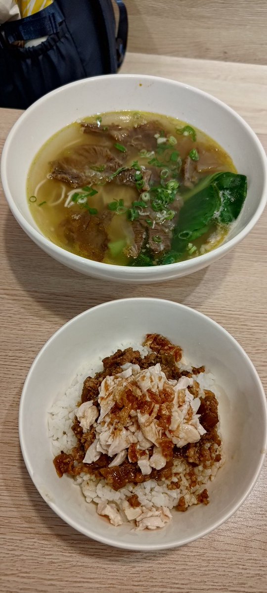 MP__03__'s tweet photo. そしてホテルのある美麗島駅に。
世界で2番目に綺麗な駅と言われてるとか。見れて良かった〜。
#台湾
昼は美麗島駅の牛肉料理屋にて。
美味かったです〜♪
そうそう、この日はチャイナ服を着てました。コレ以外にもう一着持参してます(���˙꒳​˙)੭ https://t.co/CiBYnBaNzo