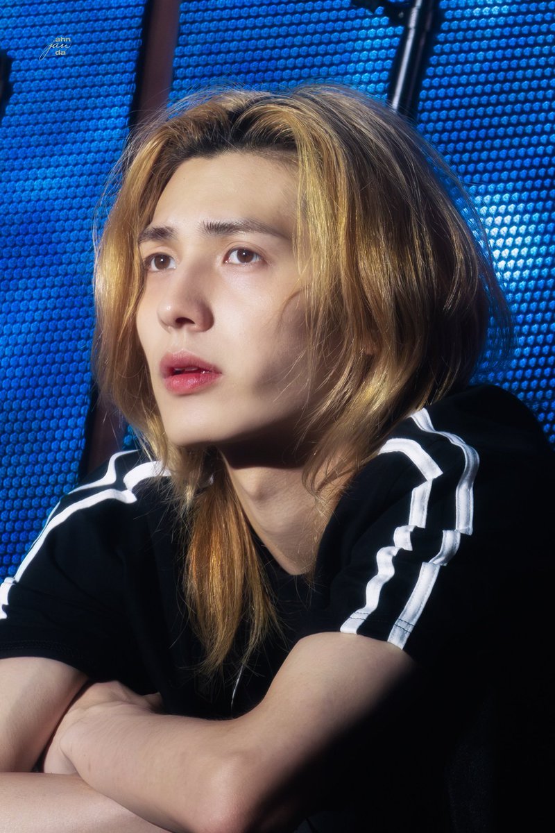 rockthejoo's tweet photo. brown eyes, cherry lips, golden hair... and i'm supposed to act normal??? he's literally the definition of golden hour 😭 https://t.co/Wz4ZmzyVFJ