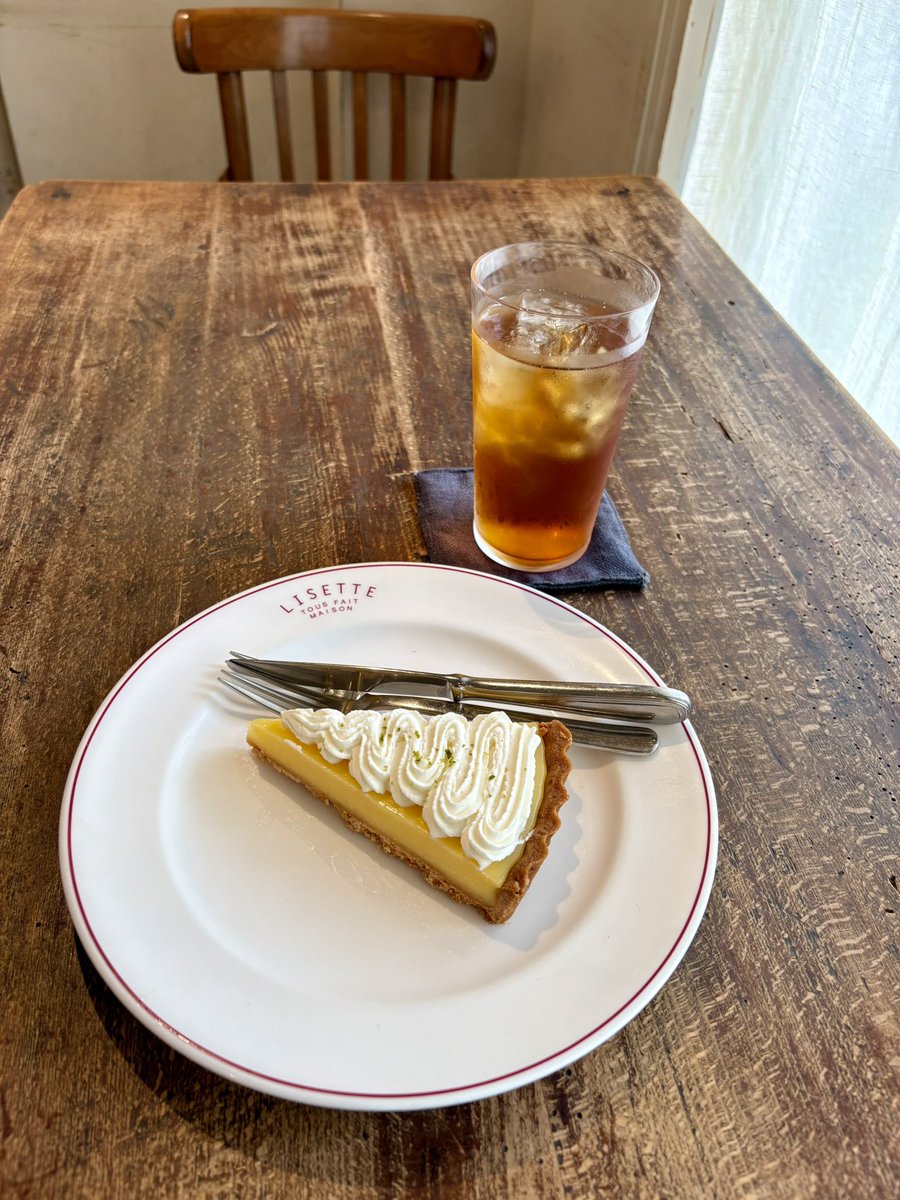 azu_min's tweet photo. 6/19(金)。免許更新後、二子玉川へ。汗だくで向かったAnkaのレモンタルトが売切れで、気を取り直して久々にカフェリゼッタへ。タルトシトロンは生クリームがのったタイプ。実はメレンゲよりも好き。レモンカード美味しかった。さすがに暑過ぎて、アイスのアールグレイ。#レモン活🍋 https://t.co/n1SdSyGJL5
