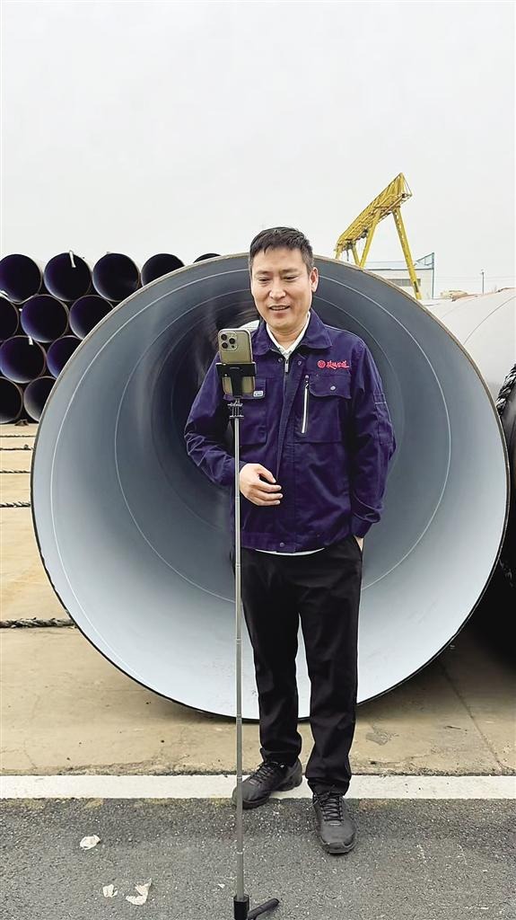 HebeiIIT_'s tweet photo. Cangzhou Youcheng Pipeline Technology uses short videos & livestreams for immersive factory tours, showcasing materials, craftsmanship & quality checks to build trust, and then converts deals offline. Over 75% of new business comes from these digital channels, with products reaching China, the Middle East, SE Asia and Europe.