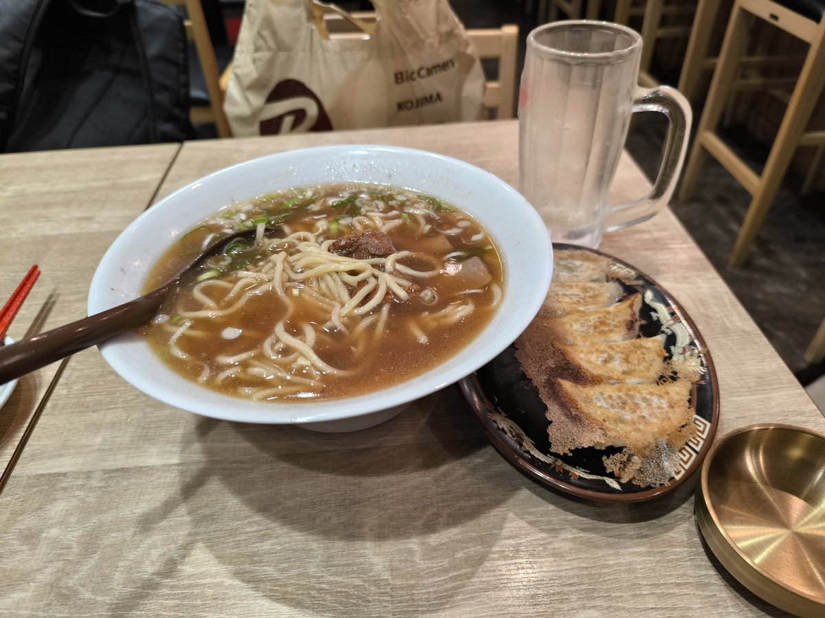 poor_papa77's tweet photo. 今帰仁城から名護までバズ行って違うバスに乗り換える予定だったけど、直行バスがあったのでそのま那覇へ。
首里城は何度も行ったことあるのでスタンブだけ、と思ったが修復費の足しにと見てきました。
正殿はまだ外からしか見れなかった。
あ〜、今日は暑かったし疲れた。。 https://t.co/ECIVSQeqTE