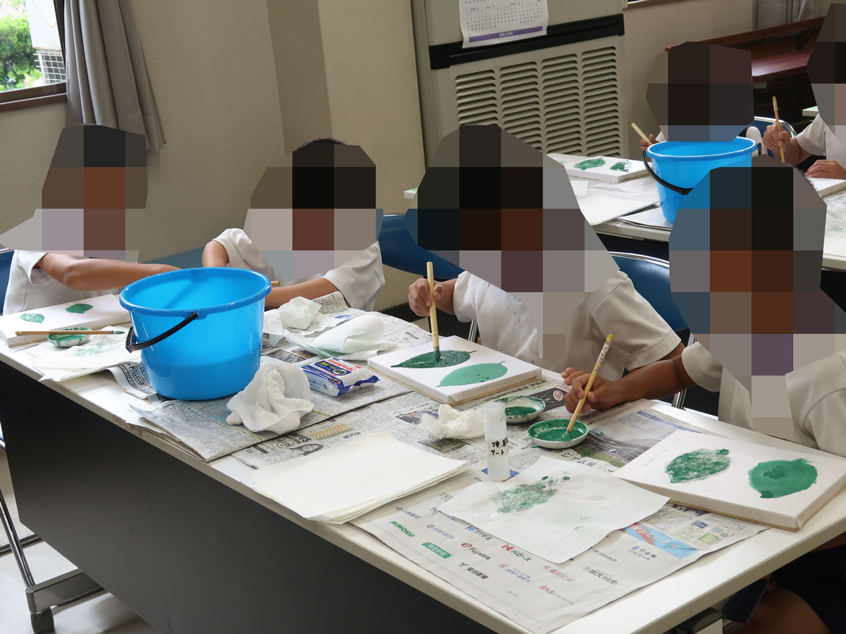 hojiito's tweet photo. 6/30は新見市立高尾小学校で「子供 夢・アート・アカデミー(芸術院会員を学校へ派遣する文化庁の事業)」の授業を行いました。 
授業では、日本画の岩えのぐを自分の手で練って、粒子の粗い岩えのぐと細かい岩えのぐを塗ってみて、その違いを比べてみました。 https://t.co/6Md9dejHGP