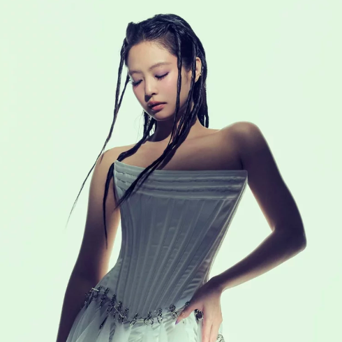 AboutMusicYT's tweet photo. Jennie joins Rosé as the only kpop soloists ever to earn a #1 song at US Pop Radio. https://t.co/U02IbhGGKG