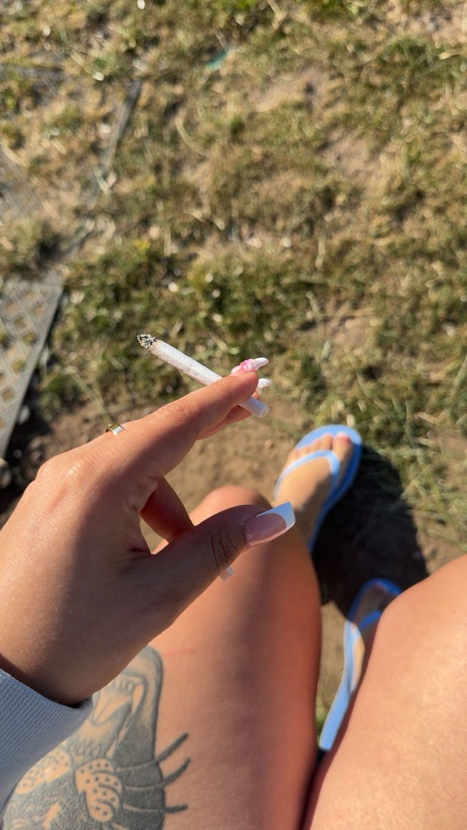 missmaeex's tweet photo. you triggered by my roll up 👀 https://t.co/sTflqzvk5R