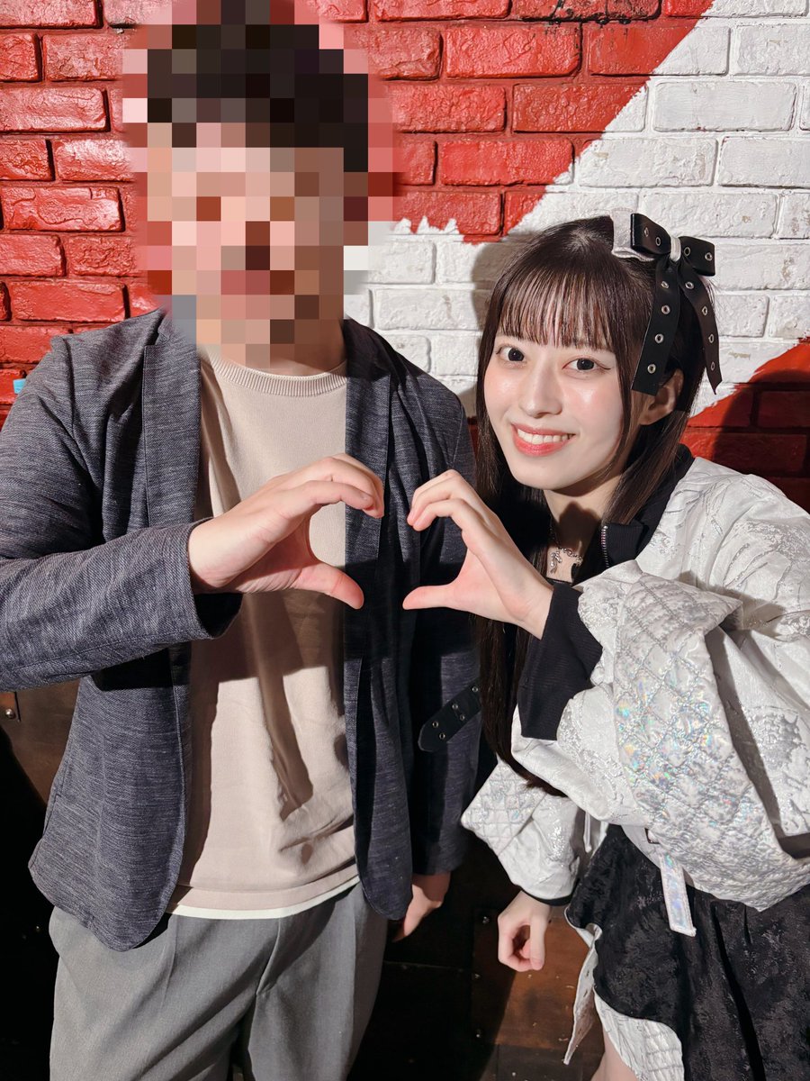fuyupi__'s tweet photo. 下北沢シャングリラでのハローユースを見に行って、buGGの花乃瀬あいちゃん初めまして🔰
ライブ中に目が大きくて気になったのでご挨拶に👀
大きめの目と冬が好きなの共通点🫶
#buGGlog https://t.co/lAE5JhDMZa