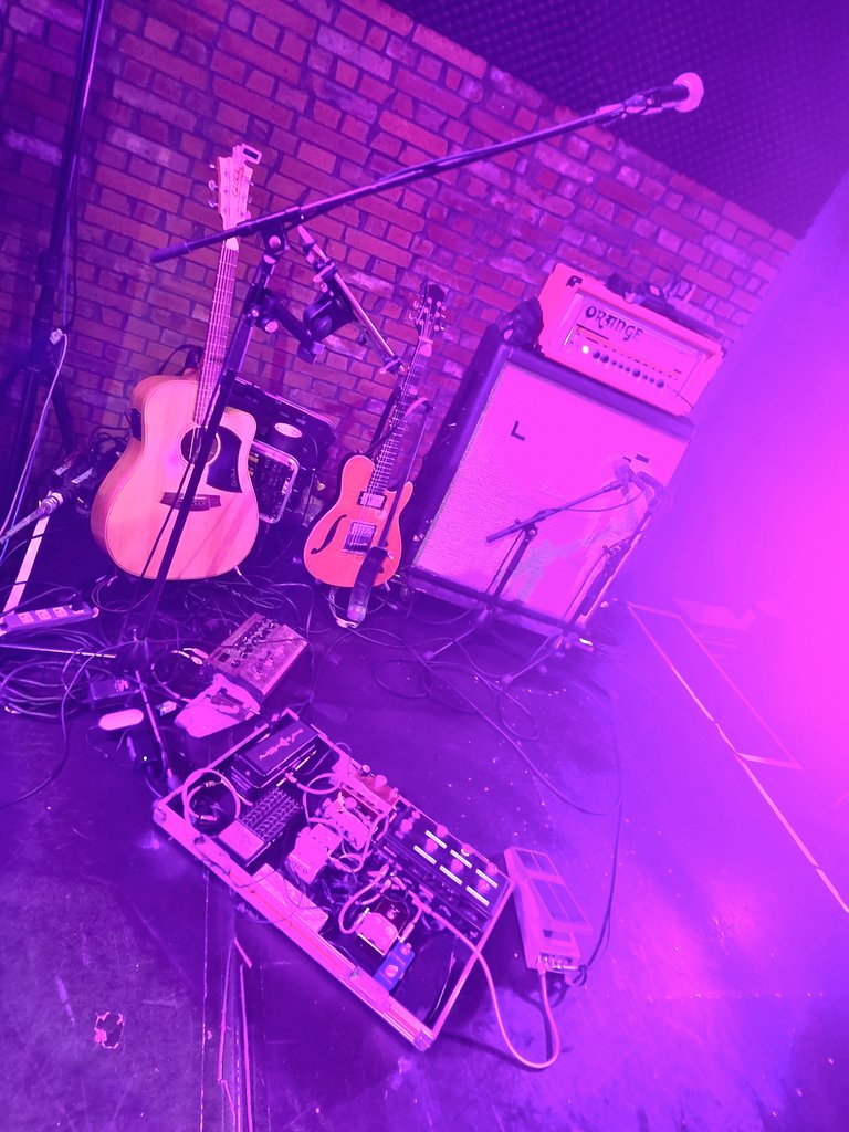 aokisatoshi_Gu's tweet photo. 吉田広大くんツアー初日東京公演大盛況&amp;大熱狂の渦の中完。
広大くん歌も踊りもキレッキレ！僕もつられて踊ったらケーブル絡まりまくってもたが、、皆さんの顔見てたらえーライブと確信♪楽しかったーよー笑った！初日のドキドキご一緒してくれたえー顔祭りの皆さんありがとー💐
明後日は福岡🔥 https://t.co/IgHUW0M74r