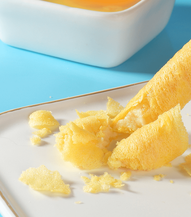 tz_okd's tweet photo. Loving this crispy salted egg yolk egg roll I just found! Perfect little snack to share with my desk mate – who’s already reached for the second one  Tag a snack buddy you’d pass this to!， https://t.co/MAQtgBezq5