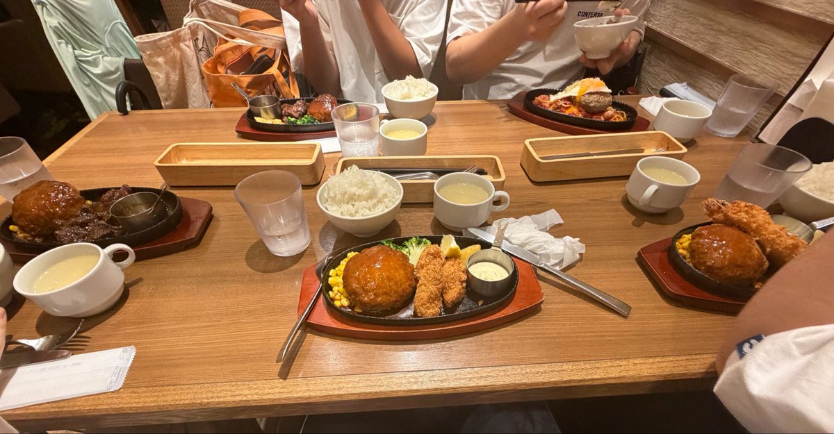 EURAAMANSDBH's tweet photo. オンラインお疲れ様です
今弾は色々と時間がなくあまりできなかったけど同じチームのユウジロウくん@3AjZ7PS3QQ14418 こうくん@U2Uj1
がめっちゃ頑張ってくれてチームランキング入れたの嬉しいです😭
土曜は色んな人から声援貰いましたので西精一杯頑張ります!!
Poさんご飯ありがとうございました✨☺ https://t.co/WsWoYKFBwA