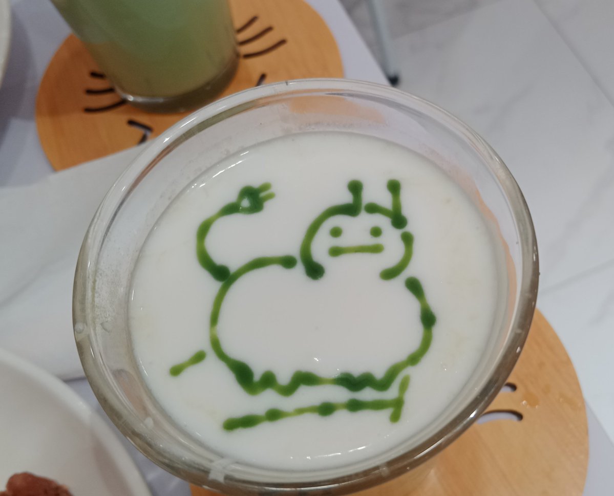 deadendseason's tweet photo. i went to a maid cafe just to make the staff there draw ugly fat creature on my drink https://t.co/iQv65waER6