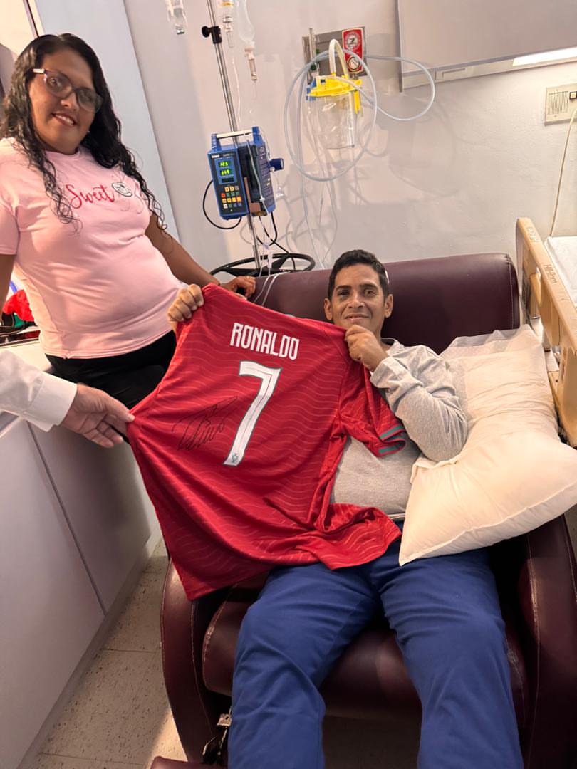 ElUniversal's tweet photo. #EnFotos 📸| Cristiano Ronaldo envía camiseta autografiada a vigilante rescatado en La Guaira tras los terremotos

El futbolista portugués Cristiano Ronaldo envió una camiseta autografiada a Hernán Gil, sobreviviente de los terremotos del pasado 24 de junio en Venezuela, quien pasó ocho días bajo los escombros de un edificio en Catia La Mar mientras se encontraba en su puesto de trabajo como vigilante.

Tras su rescate, Gil recibió atención médica y continúa su recuperación en un centro de salud privado en Caracas. Este sábado 4 de julio, recibió una visita especial del embajador de Portugal en Venezuela, Frederico Silva, y del comandante Hugo Santos, quienes le entregaron el obsequio firmado por la estrella del fútbol.

📸: @EmbPortugalCCS 

| #EUVzla |