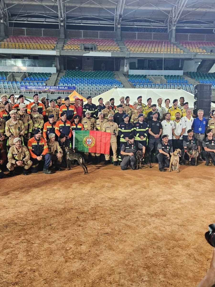 ElUniversal's tweet photo. #EnFotos 📸| Cristiano Ronaldo envía camiseta autografiada a vigilante rescatado en La Guaira tras los terremotos

El futbolista portugués Cristiano Ronaldo envió una camiseta autografiada a Hernán Gil, sobreviviente de los terremotos del pasado 24 de junio en Venezuela, quien pasó ocho días bajo los escombros de un edificio en Catia La Mar mientras se encontraba en su puesto de trabajo como vigilante.

Tras su rescate, Gil recibió atención médica y continúa su recuperación en un centro de salud privado en Caracas. Este sábado 4 de julio, recibió una visita especial del embajador de Portugal en Venezuela, Frederico Silva, y del comandante Hugo Santos, quienes le entregaron el obsequio firmado por la estrella del fútbol.

📸: @EmbPortugalCCS 

| #EUVzla |