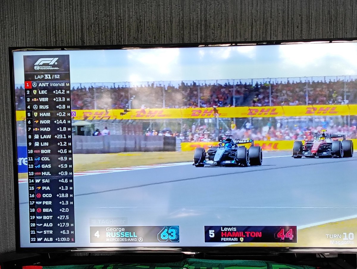 karlaceja21's tweet photo. Muy peleado el 4to lugar entre @GeorgeRussell63 y @LewisHamilton 
Gran Premio de Inglaterra 
#GPSilverston #GranBretañaGP #SilverstonGP #GranPremioDeGranBretaña #F1 @F1 #LegalmenteBella https://t.co/Jt4xyhNtE3