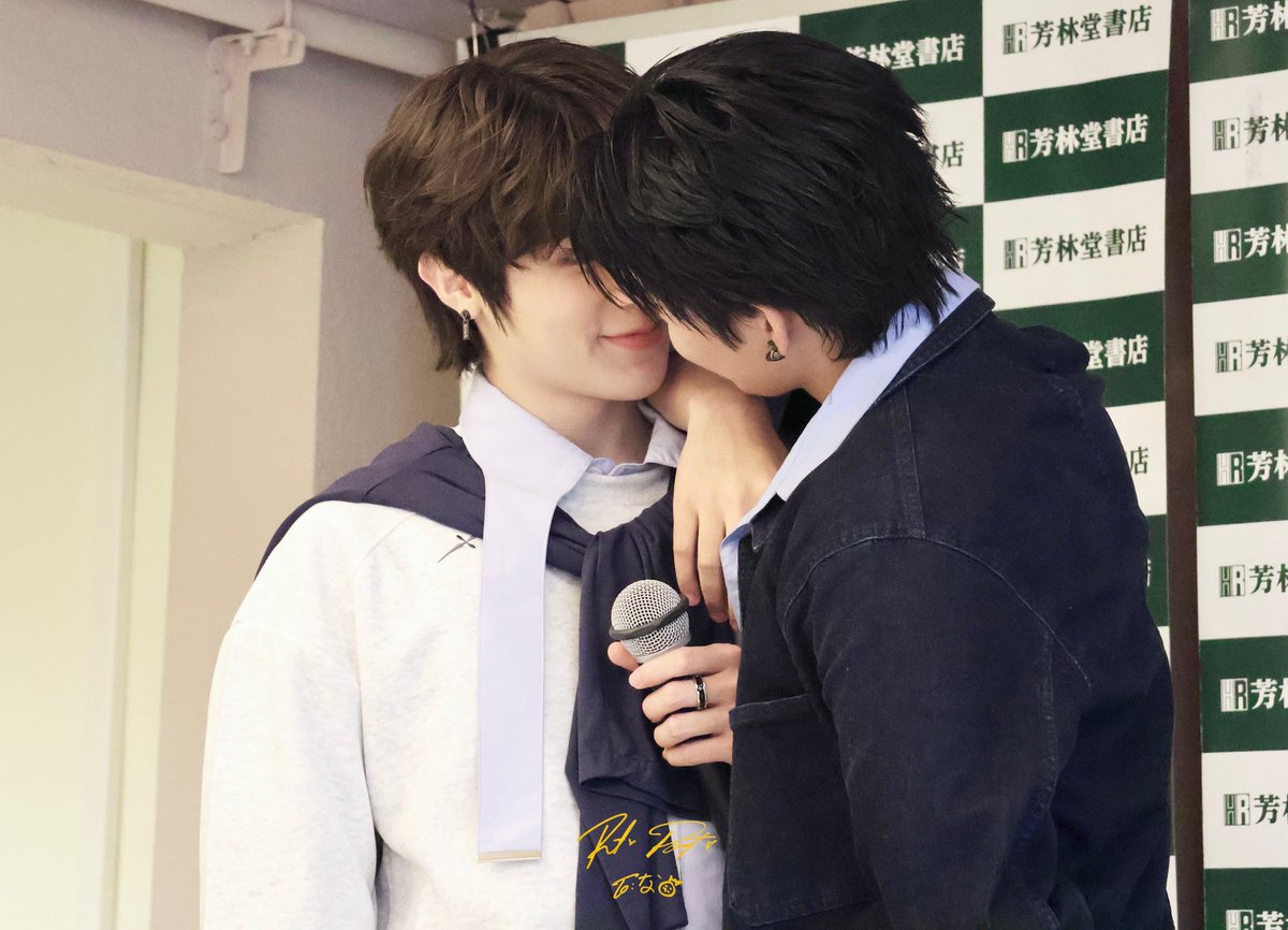 namI_oxob's tweet photo. フォトブックのお気に入りのシーンの再現だった気がするけど記憶がふっとんだ！
私の場所から見るともうあの、💋あの…💋大声出るかと思ったよマジで
#FPfansignTokyo
#fortpeat
@fort_fts  @peatwasu https://t.co/4BymP0l8n9