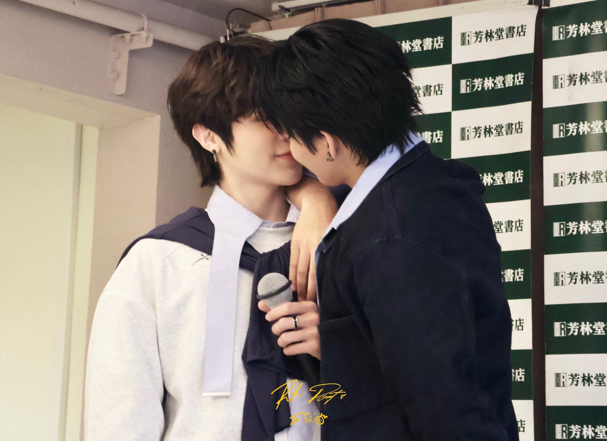 namI_oxob's tweet photo. フォトブックのお気に入りのシーンの再現だった気がするけど記憶がふっとんだ！
私の場所から見るともうあの、💋あの…💋大声出るかと思ったよマジで
#FPfansignTokyo
#fortpeat
@fort_fts  @peatwasu https://t.co/4BymP0l8n9