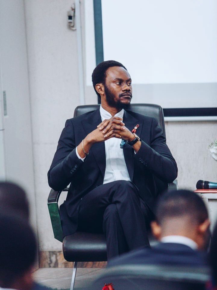 BenBryant_M's tweet photo. Le lundi 29 juin, à la veille du 66ᵉ anniversaire de l’indépendance de notre chère République Démocratique du Congo, j’ai choisi de consacrer mon temps à un exercice qui me semble fondamental : échanger avec la jeunesse.

Aux côtés du député national @ron_bimwala, du Président du Conseil National de la Jeunesse, @mbuyiclaude12, ainsi que de plusieurs autres intervenants, j’ai pris part au Colloque Universitaire de l’Éveil Patriotique (C.E.P. 2026), organisé à l’Université de Kinshasa.

Intervenant sur le sous-thème « Notre drapeau, notre histoire, notre culture : les piliers de l’éveil patriotique », j’ai rappelé que notre drapeau ne se résume pas à ses couleurs ou à son héraldique. Il porte un message : celui de l’Unité, de la Paix et de l’hommage au sacrifice de celles et ceux qui ont donné leur vie pour la Nation.

J’ai également souligné que notre Histoire est le fruit de nos histoires plurielles, que notre Culture puise sa richesse dans la diversité de nos cultures, et que cette diversité constitue le socle de notre unité nationale.

Le patriotisme ne se proclame pas uniquement dans les discours. Il se traduit par des actes, des engagements et des responsabilités assumées au quotidien. C’est ainsi que nous bâtirons un Congo plus fort, plus uni et plus conscient de sa destinée.

#BBM