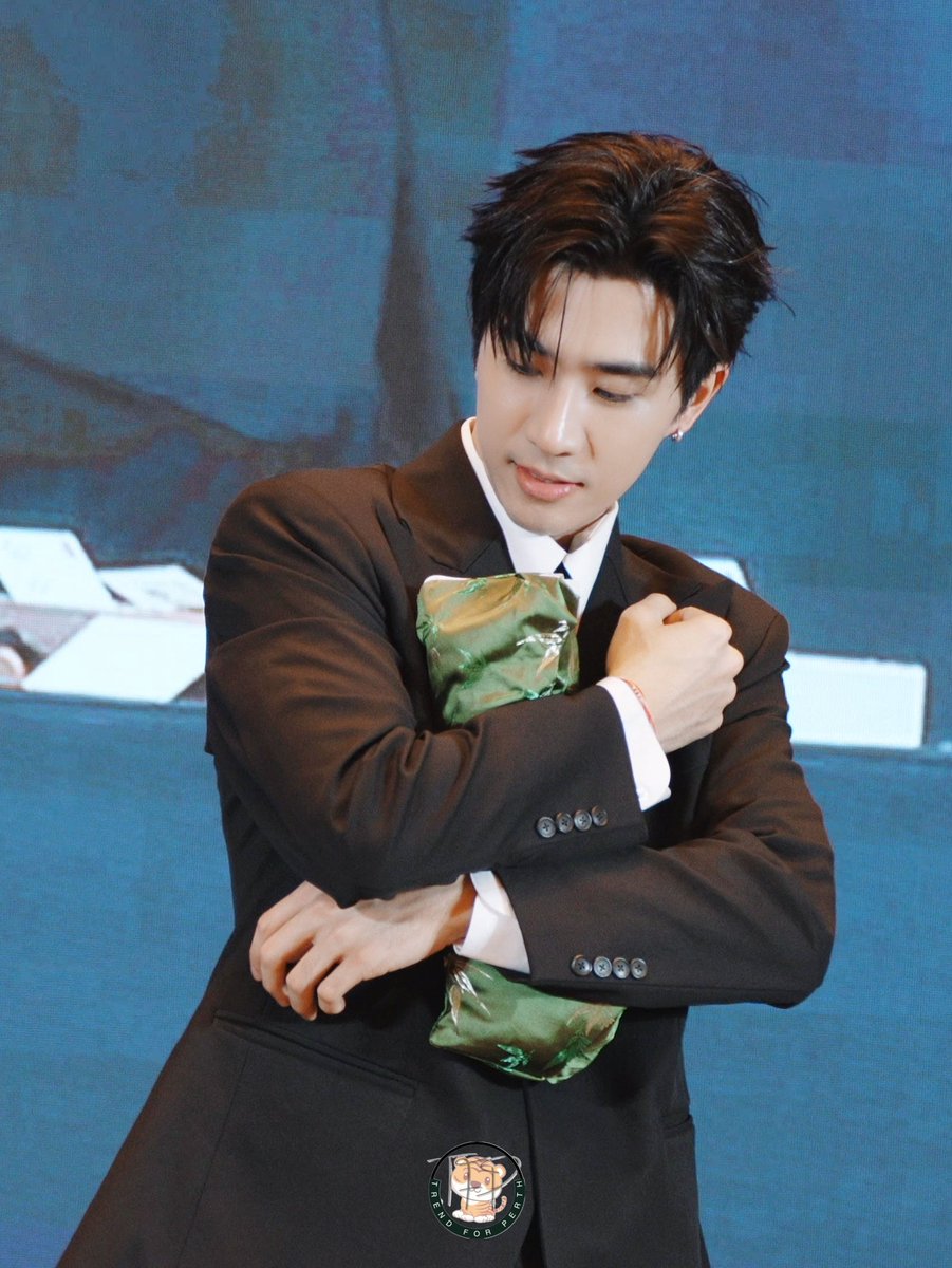 TrendforPerth's tweet photo. Perth is really so cute! Treating the pillow like a little baby!🤣🤣🤣

#PerthTanapon  #KDPPE https://t.co/A7q7xmTnoZ