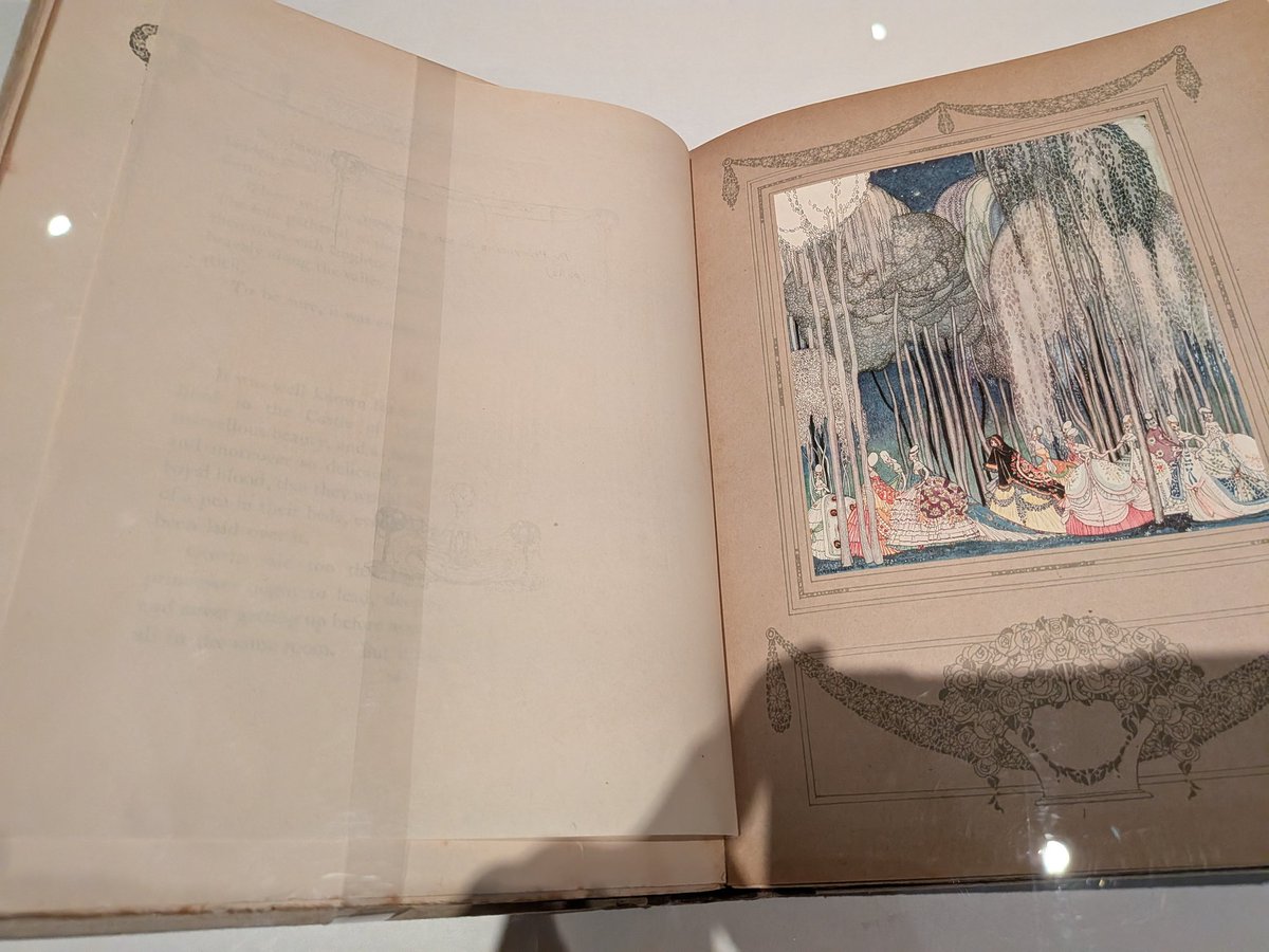 TiztB2's tweet photo. 千葉市美「おとぎの国のモードをさがして／Fairy Tale MODE」
こちらも印刷物メインで、物語の挿絵。千葉市美ではウォルター・クレインやってるし、よそでもそれなりに見てきているけど、ラッカム、デュラック、カイ・ニールセンが並んでいるとテンションが上がりますねぇ。
一部撮影可能です。 https://t.co/Cw9AsmbQmW