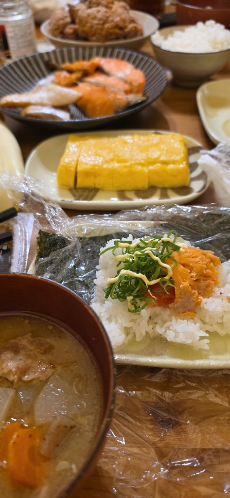 pechik0's tweet photo. 昨日はおにぎりパーティー🍙
今日はサンドイッチパーティー🥪

具材をいくつか用意して並べたら、あとは好きなように作って食べるスタイル😋

子供たちも自分で作って食べられるようになったんだなぁ、
私は揚げ物だとほぼ100％胃がもたれるようになったんだなぁと感慨深い…😢(カツサンドのトンカツ) https://t.co/SVgq7ffWZH