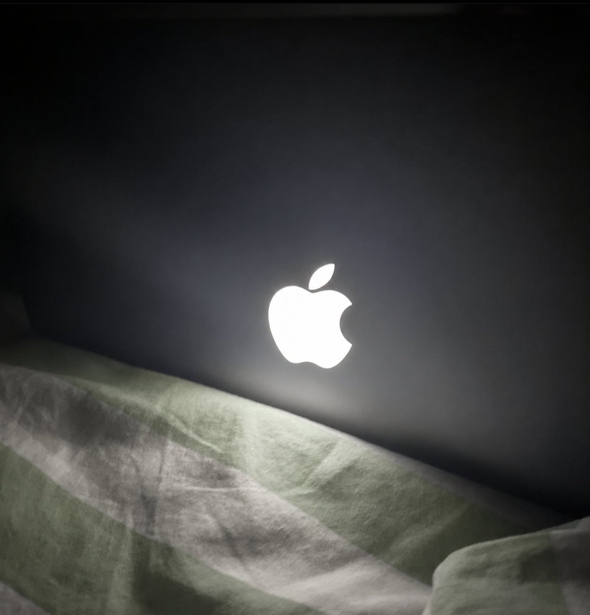 Its_Nova1012's tweet photo. Hot take: 

Removing the glowing Apple logo was one of Apple's biggest design downgrade. https://t.co/dIpZR4xURd
