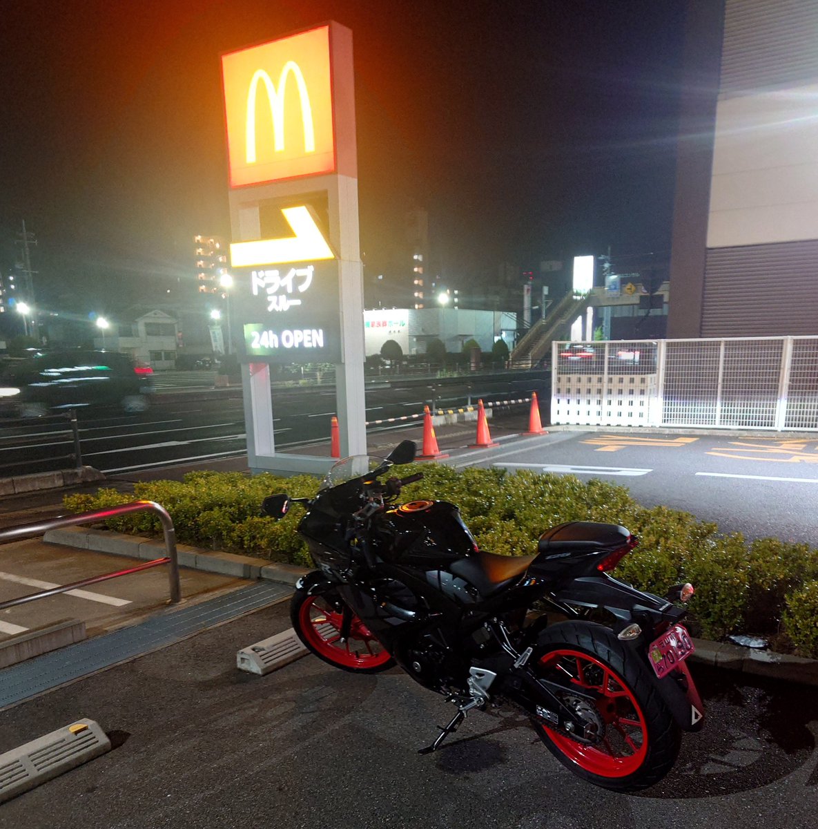 ikuya_oms's tweet photo. マックとGSX
仕事頑張ろう

#GSXR125 https://t.co/pS4CzEWyFv