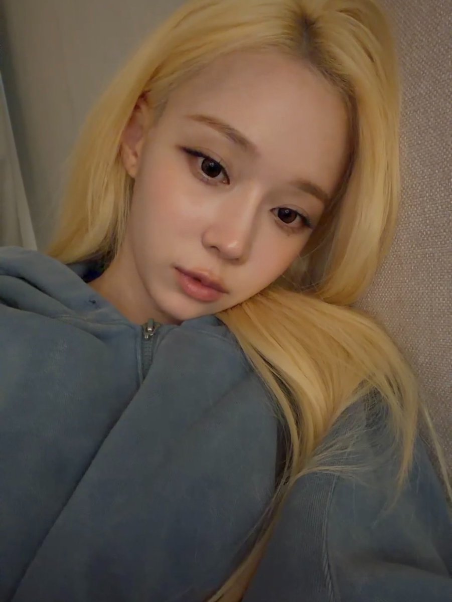 joyminjeong's tweet photo. their sofa literally being the biggest and easiest clue to jmj living together... private but not secret. https://t.co/MJJv50zENb