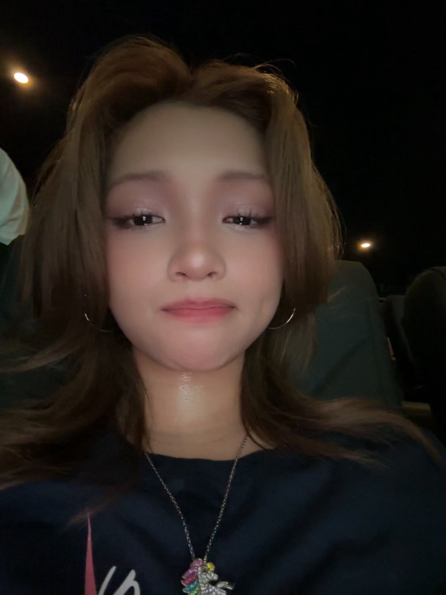 gehleecontent's tweet photo. 🫀 260705 | #GEHLEE Weverse DM

👸🏻: hiyee !! 
👸🏻: I'm sorry I haven't been able to contact 
        you a lot lately 
👸🏻: my family is here for a few days to visit    
        and they've been taking me out 🥳🥳
👸🏻: I'll take a lot of pictures and send them 
        to you when I go out :) 
👸🏻: for now here's me crying at the cinema 
        after watching toy story 5 
👸🏻: sweet dreams <3