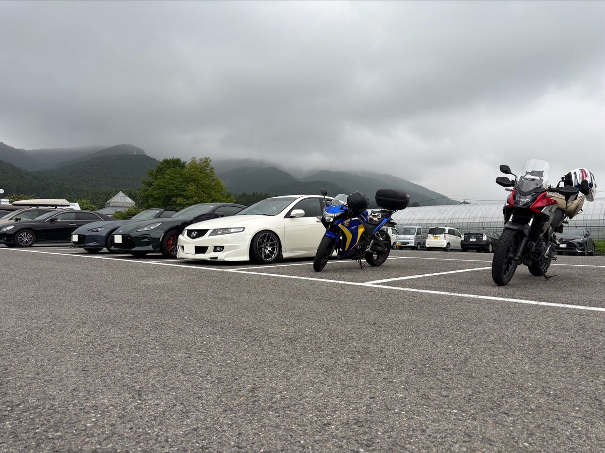 MiMiMi_7_7's tweet photo. なんかアコードデカイ https://t.co/o1CJqZNQFy