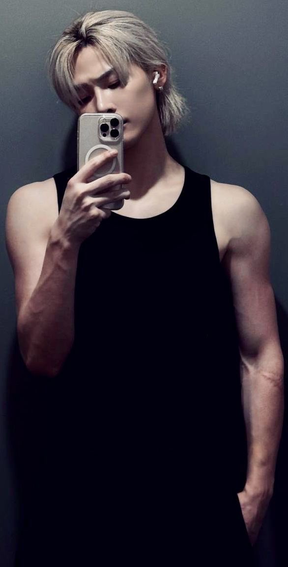 nyangnekolas's tweet photo. this genre of weno. https://t.co/xrYPzOmMwC