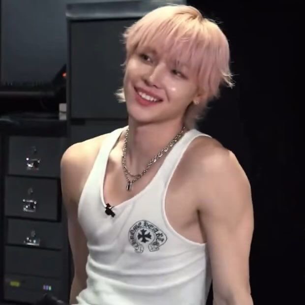 nyangnekolas's tweet photo. this genre of weno. https://t.co/xrYPzOmMwC