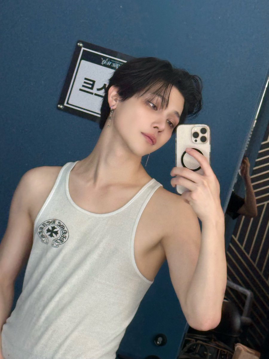 nyangnekolas's tweet photo. this genre of weno. https://t.co/xrYPzOmMwC