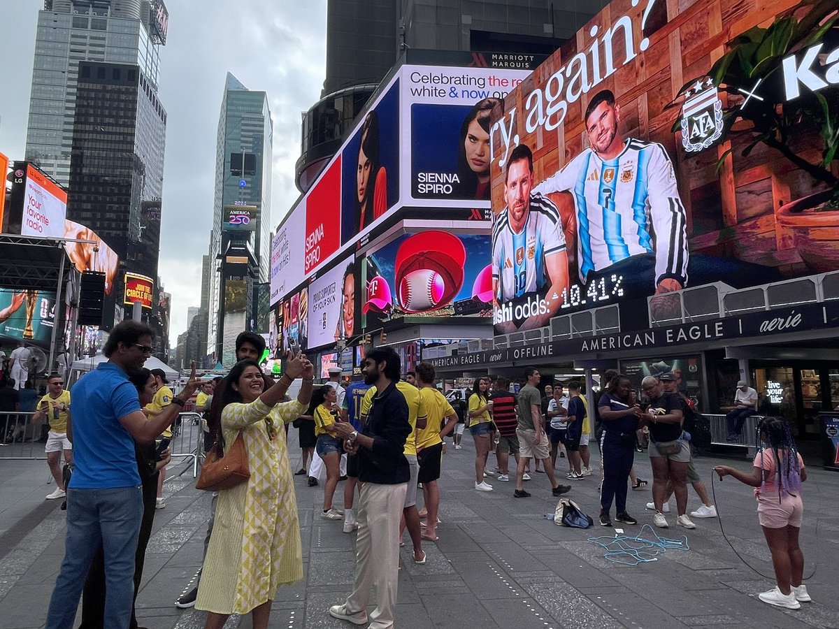 Tepstar201's tweet photo. ブラジルvノルウェーの試合が行われるニュージャージーへ。
タイムズスクエアにもブラジルサポーターが集まってきました。 https://t.co/kuwWI8FxBR