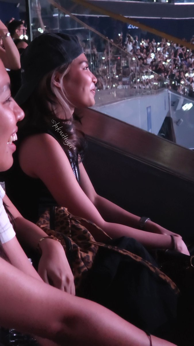 stakwithyou's tweet photo. aside from seeing exo, ang biggest plot twist ko ay maging ka-row si colet sa concert. happy to see you, ssob @bini_colet  💚 https://t.co/r2YiUyu2jZ