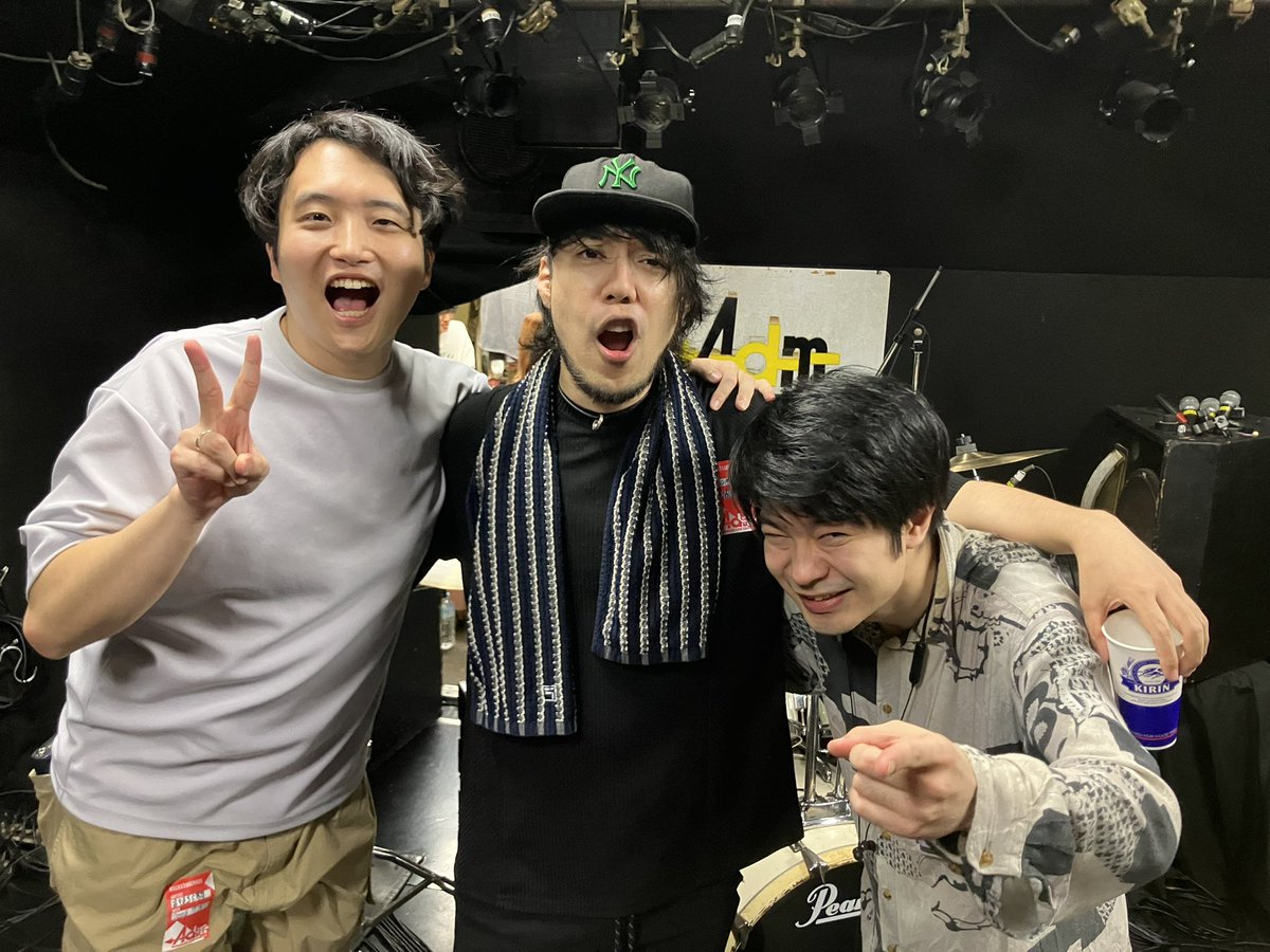 sorawohasiru's tweet photo. 【本日無事終演🔥】
この3人���一緒に場にいるの7年ぶりでわろた！

今日のライブ最高でした‼︎
シンガロンズ呼んでくれてありがとう！

久しぶりに会えた友達バンドや、友達の友達のバンドと会えたりとか、新しく意気投合したバンドがいたりとか、ライブハウスって面白いですね！
7年ぶりの友達が新しくバンド組んで呼んでくれた縁で今日もたくさん楽しいと嬉しいがあった！

僕達も精一杯のロックでそれに応えられたと思う！一緒に遊んでくれたみんなありがとう‼︎

また一緒に遊んでね！

都内のLIVEだと8/8土に町田The PLAY HOUSEでツアー8本目！、9/20日に渋谷La,mamaでツアーファイナルワンマンがあります！

是非とも遊びに来てほしい！
いつも上手く言えないけどそらろくの音楽は本当にいいから‼︎

※Gtかに君は電車の都合で写真は一緒に撮れずでした🙇‍♂️！次は3人の写真も撮るぞ‼︎