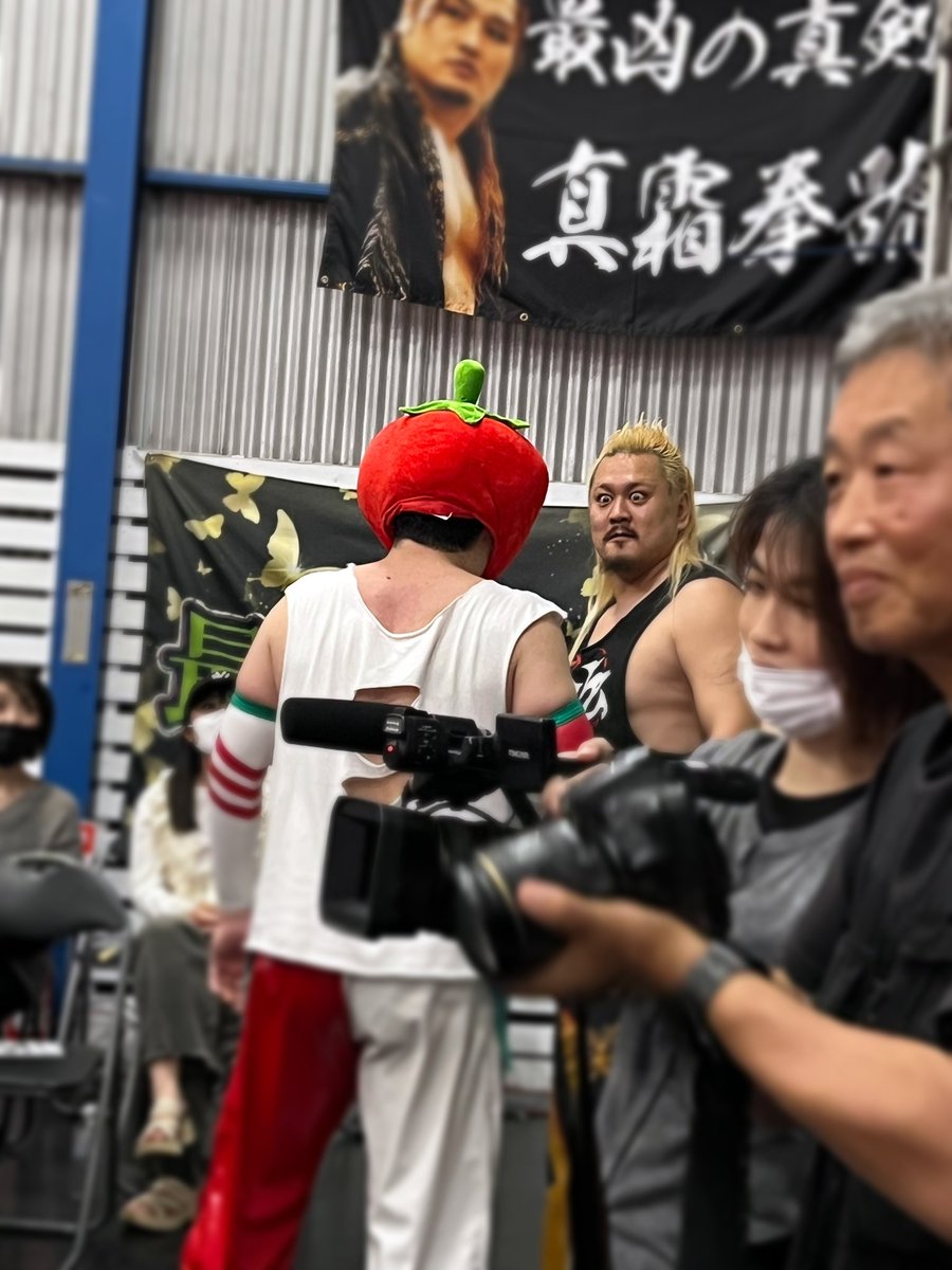 kamesanyama's tweet photo. 7.5 THE RED LINEプロデュース興行

場外での最上さんと🍅さん達の絡み。
3枚目の最上さんの表情が好きすぎる😂
なんでこんな顔になったの？🥹
#2AW https://t.co/It2hSOiFsp