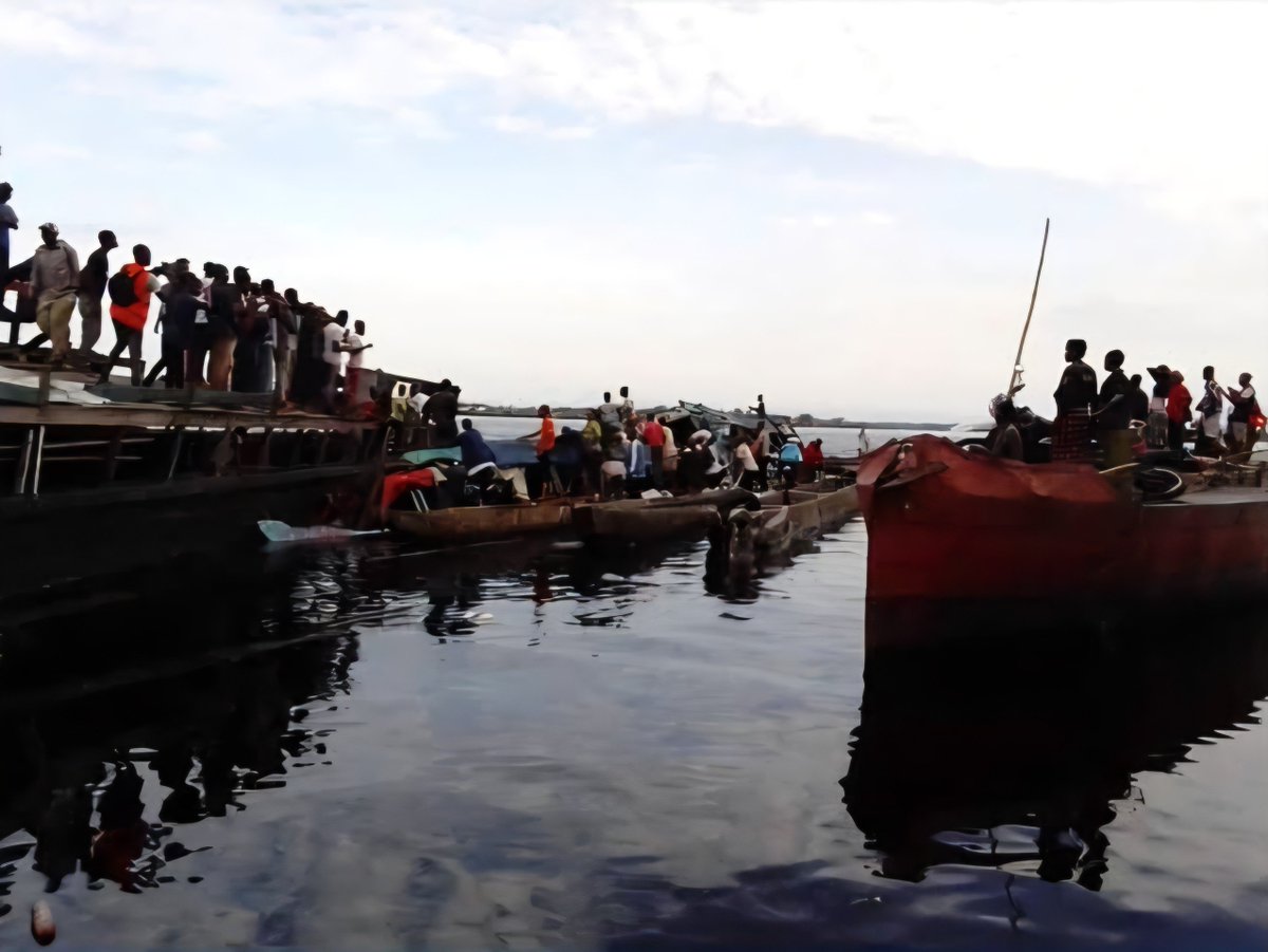 DSESANGA's tweet photo. Une fois de plus, notre Nation est endeuillée.
J'exprime ma profonde compassion aux familles des victimes, aux rescapés et à tous ceux que frappe le tragique naufrage survenu ce 5 juillet dans la province du Sankuru. Chaque vie perdue est une blessure pour la République.
Ces drames ne peuvent plus être considérés comme une fatalité. Ils sont le révélateur d'un grave déficit de gouvernance et de sécurité dans le transport fluvial. Il rappelle l'urgence de mettre fin à la négligence qui gangrène le transport fluvial en RDC. L'État a le devoir de protéger la vie de ses citoyens.
J'appelle à une enquête indépendante pour établir toutes les responsabilités et à la mise en œuvre immédiate d'un véritable plan national de sécurisation des voies navigables. La vie des Congolais doit enfin devenir la première priorité de l'action publique.