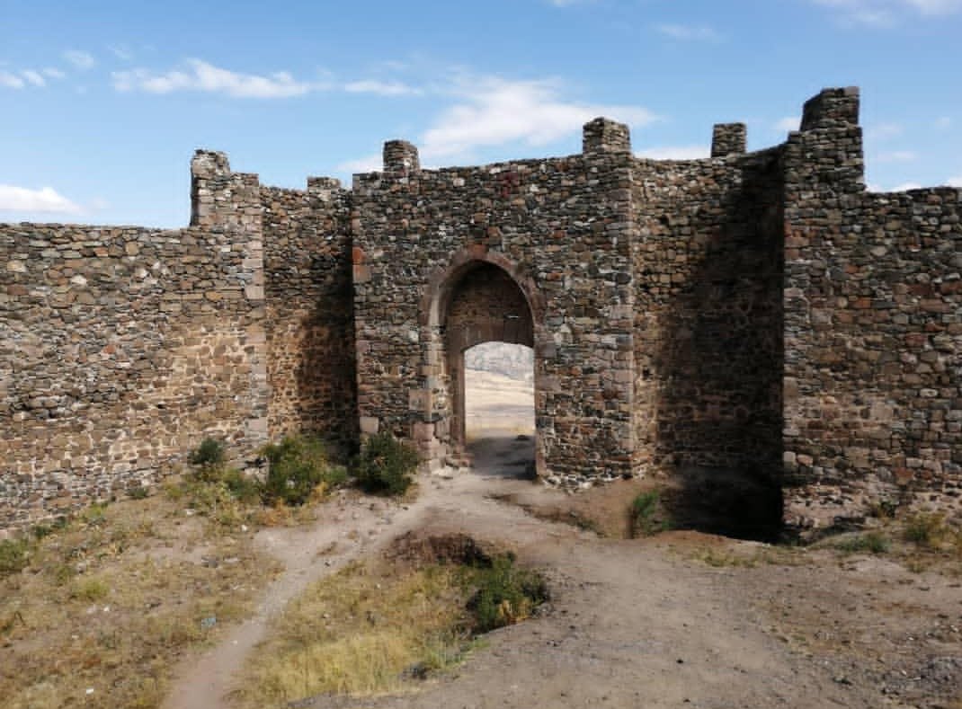 task_batuhan's tweet photo. 📍Şebinkarahisar Kalesi
Karadeniz'in en görkemli savunma ve ticari yapılarından biri olan Şebinkarahisar Kalesi, kökleri Roma öncesine uzanan uzun bir geçmişe sahiptir. Günümüzde görülen surların önemli bir bölümü Mengücekliler döneminde inşa edilmiş, özellikle Fahreddin Behramşah'ın 1184 yılında kaleye önemli ilaveler yaptırdığı bilinmektedir. 
Selçuklu ve Osmanlı izlerini bir arada taşıyan kalede, bugün ayakta olan giriş kapısı ile surlar bu dönemlerin mirasıdır. Ne yazık ki kapı üzerindeki kitabe ve çift başlı kartal kabartması 1896 yılında tahrip edilmiş, kale ise 1915 Ermeni İsyanı sırasında büyük zarar görmüştür.
İç ve dış kaleden oluşan yapıda "Kızlar Kalesi" olarak bilinen büyük burç, kayaya oyulmuş çok sayıdaki sarnıç ve "Kırk Badal" adıyla bilinen su tüneli dikkat çeken unsurlardır. Evliya Çelebi ise Seyahatnâme'sinde burada yetmiş kadar ev, çok sayıda sarnıç, buğday ambarı ve Küçük Fatih Camii'nin bulunduğunu aktarır.
Anadolu'nun askerî, mimarî ve siyasi tarihine ışık tutan Şebinkarahisar Kalesi, geçmişin ihtişamını bugün de yansıtmaya devam ediyor.