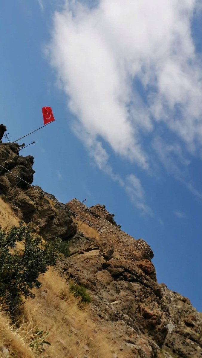 task_batuhan's tweet photo. 📍Şebinkarahisar Kalesi
Karadeniz'in en görkemli savunma ve ticari yapılarından biri olan Şebinkarahisar Kalesi, kökleri Roma öncesine uzanan uzun bir geçmişe sahiptir. Günümüzde görülen surların önemli bir bölümü Mengücekliler döneminde inşa edilmiş, özellikle Fahreddin Behramşah'ın 1184 yılında kaleye önemli ilaveler yaptırdığı bilinmektedir. 
Selçuklu ve Osmanlı izlerini bir arada taşıyan kalede, bugün ayakta olan giriş kapısı ile surlar bu dönemlerin mirasıdır. Ne yazık ki kapı üzerindeki kitabe ve çift başlı kartal kabartması 1896 yılında tahrip edilmiş, kale ise 1915 Ermeni İsyanı sırasında büyük zarar görmüştür.
İç ve dış kaleden oluşan yapıda "Kızlar Kalesi" olarak bilinen büyük burç, kayaya oyulmuş çok sayıdaki sarnıç ve "Kırk Badal" adıyla bilinen su tüneli dikkat çeken unsurlardır. Evliya Çelebi ise Seyahatnâme'sinde burada yetmiş kadar ev, çok sayıda sarnıç, buğday ambarı ve Küçük Fatih Camii'nin bulunduğunu aktarır.
Anadolu'nun askerî, mimarî ve siyasi tarihine ışık tutan Şebinkarahisar Kalesi, geçmişin ihtişamını bugün de yansıtmaya devam ediyor.