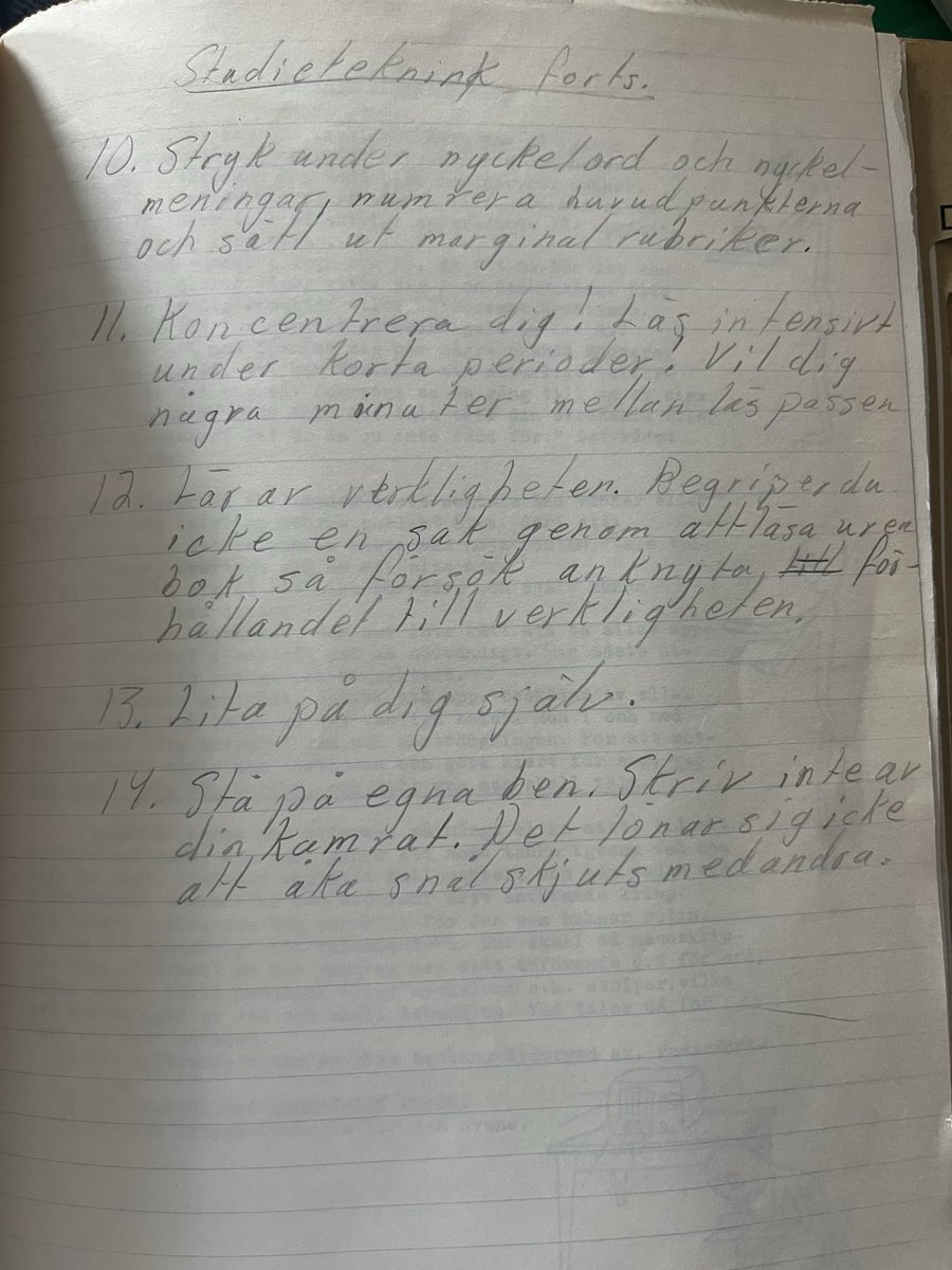 edith_marelli's tweet photo. Pappa gick aldrig gymnasiet men han gick ettårig skogsbruksskola i Tärendö som 15-åring, 1964. Tack vare den blev han både antagen till polishögskolan och senare även officersutbildning. När jag ser hans anteckningar så inser jag att de förmodligen fick en bättre grund då än > https://t.co/vKyCUS4kzc