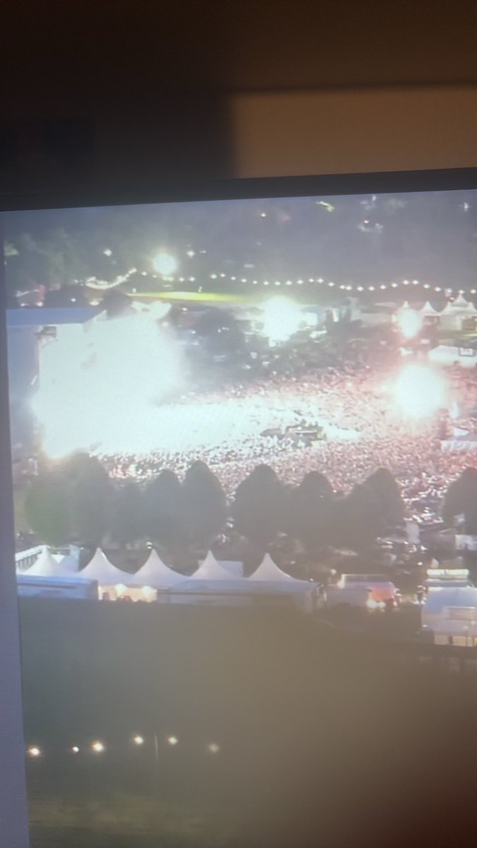 t1naaxii's tweet photo. You mean the stage on fire? So thats why https://t.co/StunpsS8jp