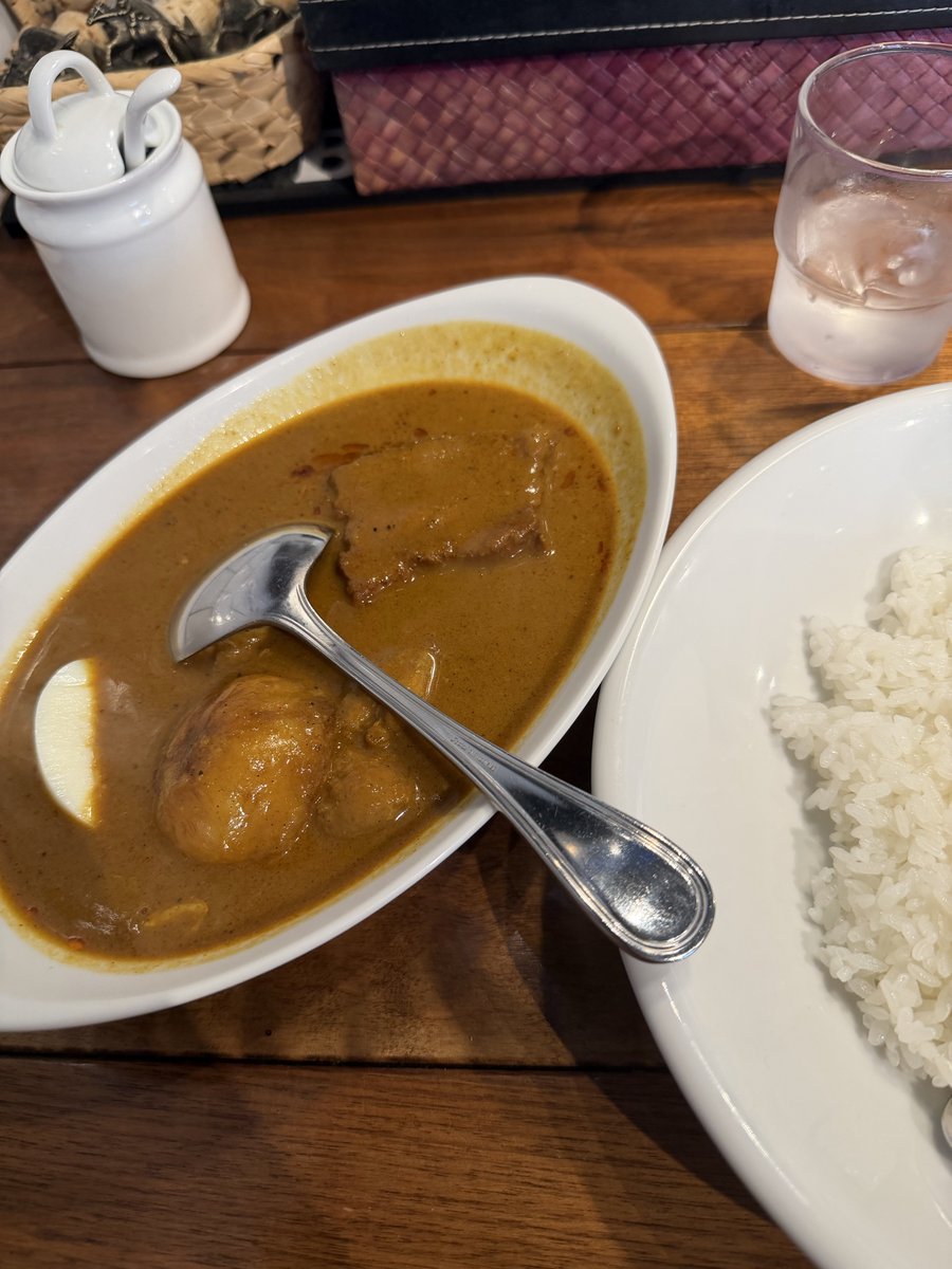 baal_lord's tweet photo. 最近食べたカレー。ばんび@お茶の水のチキンカレー＋角煮。プリック（青唐辛子）を多めに載せて突き抜ける辛さを堪能するのがメーヤウからの流儀。 https://t.co/O8A5Qg5SH7