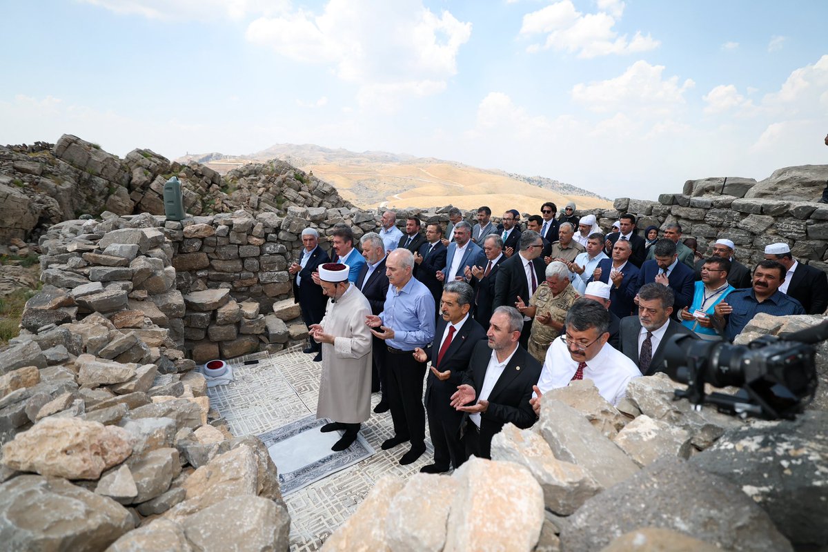 hasanturantr's tweet photo. “Ve denildi ki: ‘Ey yer! Suyunu yut! Ey gök! Sen de tut!’ Su çekildi, iş bitirildi ve gemi Cûdî üzerine oturdu…” (Hûd Suresi, 11/44)

Şehr-i Nuh Şırnak’tayız…

Bir zamanlar çatışmaların gölgesiyle anılan Cudi, bugün duanın, kardeşliğin ve umudun dağıdır. Bir zamanlar korkunun diliyle anılan bu kadim coğrafya, bugün huzurun, güvenin ve kardeşliğin diliyle konuşmaktadır.

Türkiye Büyük Millet Meclisi Başkanımız Sayın Numan Kurtulmuş ile birlikte, Cudi Dağı’nda düzenlenen Hz. Nuh’u (a.s.) Anma Programı’nda binlerce gönlün aynı dua, aynı umut ve aynı kardeşlik ikliminde buluşmasına şahitlik ettik.

Rivayetlere göre insanlığın tufandan sonraki yeni başlangıcına şahitlik eden bu kutlu dağ, bugün de aynı hakikati fısıldıyor: İnşa etmek yıkmaktan, ihya etmek imha etmekten daima daha güçlüdür.

Geçtiğimiz aylarda Gabar’da toprağın bereketini, milletimizin alın teriyle yeryüzüne çıkan petrolü yerinde müşahede etmiştik. Bugün ise Cudi’de, aynı iradenin gönüllerde yeşerttiği huzuru, güveni, birliği ve kardeşliği görüyoruz. Biri yer altındaki zenginliği, diğeri gönüllerde filizlenen kardeşliği anlatıyor. Her ikisi de terörden arındırılmış bir coğrafyanın milletimize kazandırdığı büyük değerin en somut göstergesidir.

Terörün sustuğu yerde hayat konuşur. Silahların sustuğu yerde çocukların sesi yükselir. Korkunun yerini güven, ayrılığın yerini kardeşlik, karanlığın yerini umut alır. Kalkınma filizlenir, üretim çoğalır, şehirler büyür, gönüller birbirine yaklaşır.

Cudi’nin zirvesinde gerçekleşen bu anlamlı buluşma, sadece bir anma programı değil; kökleriyle yeniden buluşan bir milletin tarihine, medeniyetine ve ortak hafızasına sahip çıkışının güçlü bir nişanesidir.

Hz. Nuh’un (a.s.) sabrı, teslimiyeti ve yeniden başlangıcın sembolü olan gemisi, bugün de bizlere aynı hakikati hatırlatıyor: Aynı geminin yolcuları olduğumuz bilinciyle; inançla, birlikle ve kardeşlikle yürüyen milletlerin önünde hiçbir engel kalıcı olamaz.

Dün korkunun adı yapılan Cudi, bugün huzurun, bereketin ve kardeşliğin adı oluyor. Dün terörle anılan bu kadim coğrafya; bugün duasıyla, üretimiyle, gelişimiyle ve binlerce insanın omuz omuza verdiği birlik ruhuyla Türkiye Yüzyılı’nın en güçlü sembollerinden biri hâline geliyor.

Çünkü bu toprakların kaderi terör değil; huzurdur. Korku değil; güvendir. Ayrılık değil; kardeşliktir.

Şehr-i Nuh’un emaneti olan bu kadim topraklar, bugün bir kez daha gösteriyor ki; milletimizin mayası birliktir, harcı kardeşliktir, istikameti ise huzur ve kalkınmadır.

Cumhurbaşkanımız Sayın Recep Tayyip Erdoğan’ın liderliğindeki Türkiye Yüzyılı; güvenin kalkınmaya, kalkınmanın refaha, refahın kardeşliğe dönüştüğü, kadim mirasımızın yeniden ihya edildiği büyük yürüyüşün adıdır.