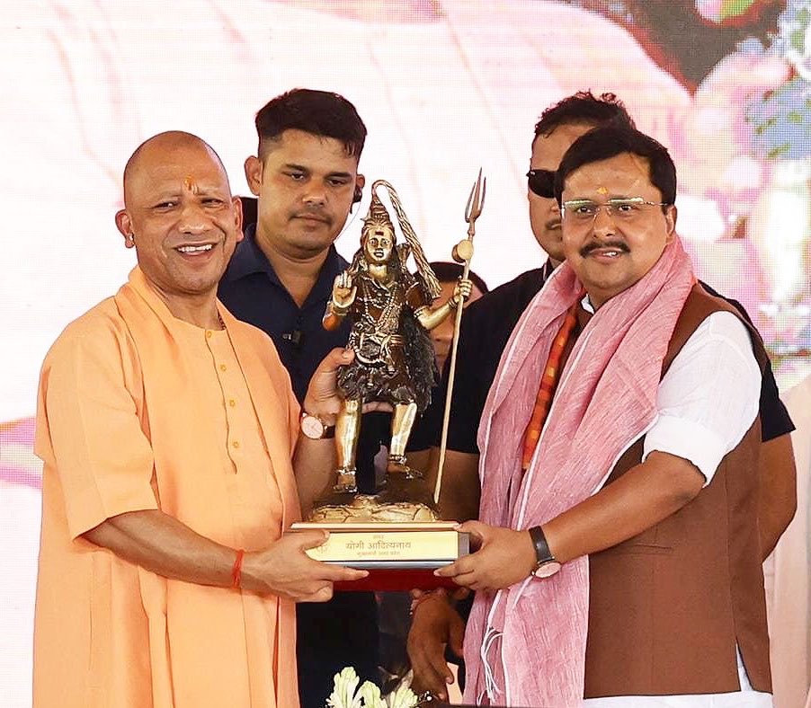 SdDurgesh's tweet photo. राजनीतिक तौर पर @BJP4India ने अपनी ओर से उत्तर प्रदेश विधानसभा चुनाव का ‘शंखनाद’ कर दिया है! 

तमाम आलोचनाओं, कयासों से इतर पार्टी का चेहरा @myogiadityanath ही हैं.! https://t.co/CkO9BQb0sZ