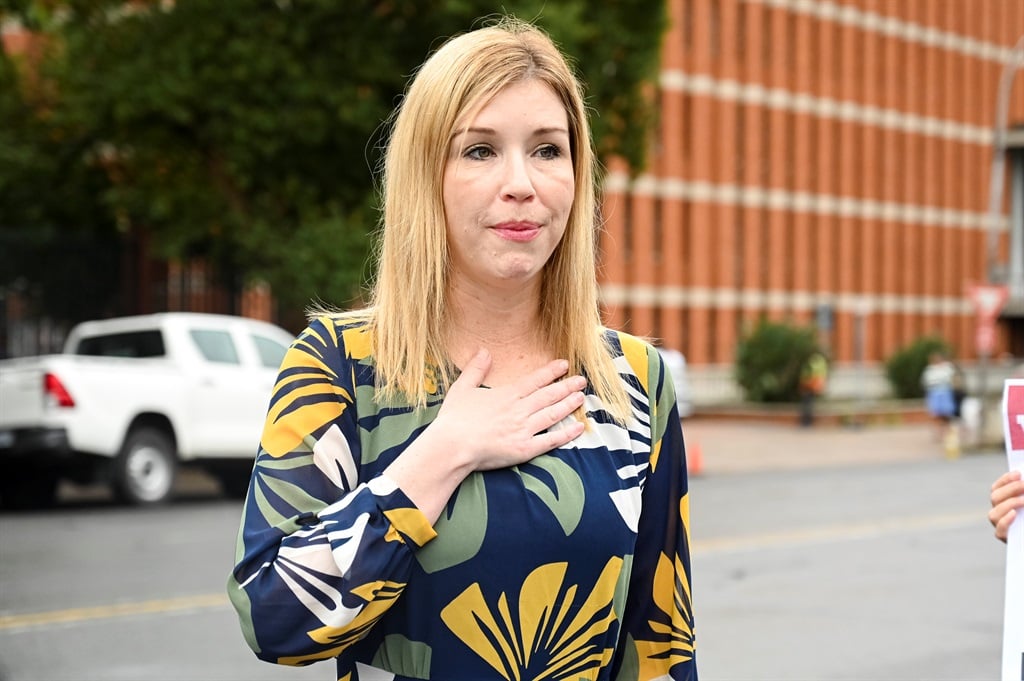 ISephara's tweet photo. Meet Karyn Maughan, a random journalist, who once said General Nhlanhla Mkhwanazi has no evidence of what he said in his 6th of July statement last year. 

It's a year later, and Mkhwanazi gave over 10 files of evidence. Karyn has never apologised for her stupidity and ignorance https://t.co/ADqnursfbB