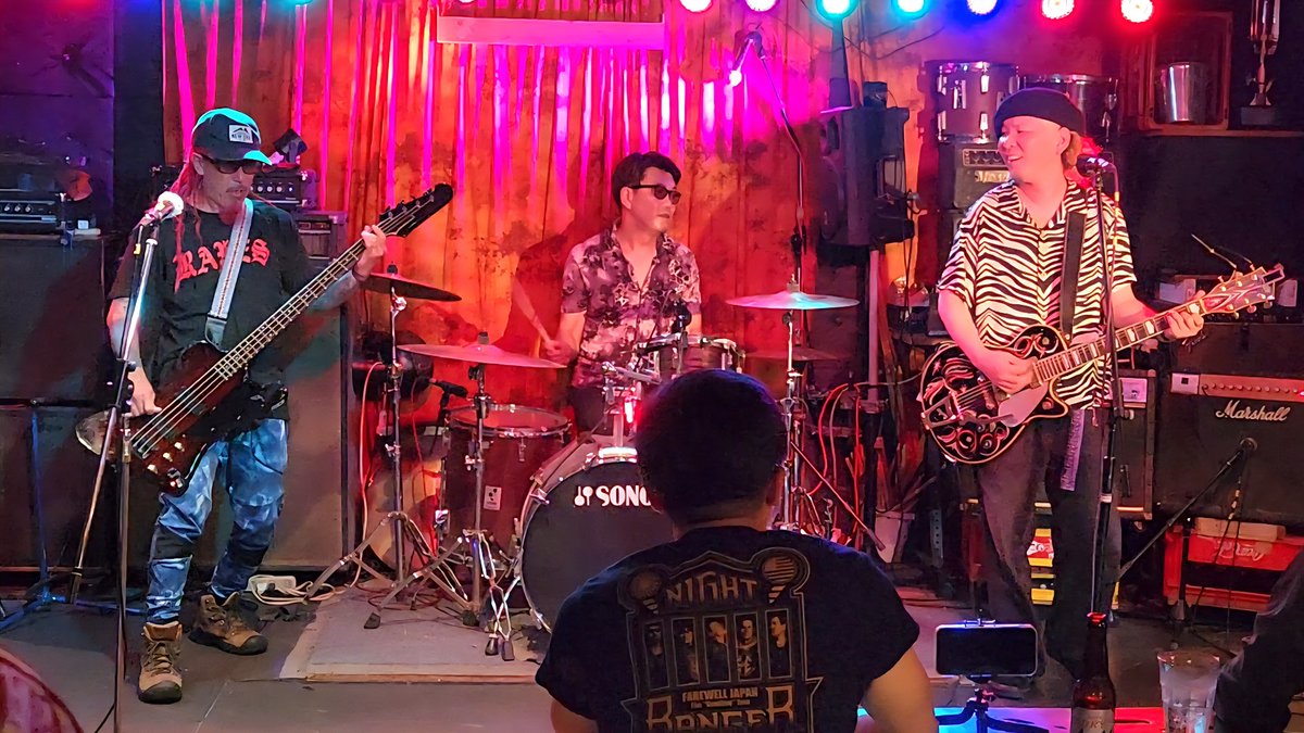 CHR0827's tweet photo. ①週間前は荻窪、今夜はハマヨコのGiragira Akira with His Cool Buddies
とにかくほんまに音小屋に来てくれて嬉しい！
ライブは激熱＆MCはギラっち炸裂で楽しすぎましてありがとうございましたなのですー https://t.co/sh0mHReuZm